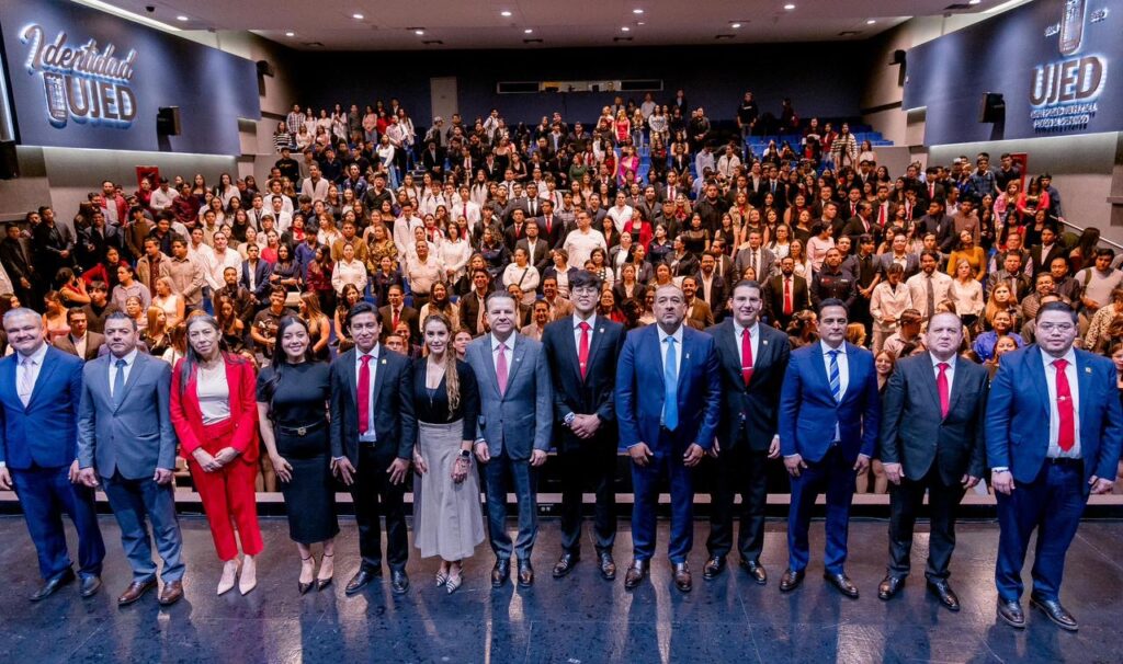 Esteban Villegas toma protesta a sociedades de alumnos de la UJED y anuncia apoyos