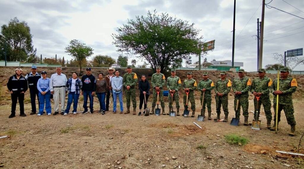 Intensifica Gobierno de Parral campaña de reforestación en el Periférico Luis Donaldo Colosio