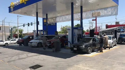 Hizo pisa y corre de gasolinera tras ordenar que le sirvieran 100 pesos a su cuatrimoto