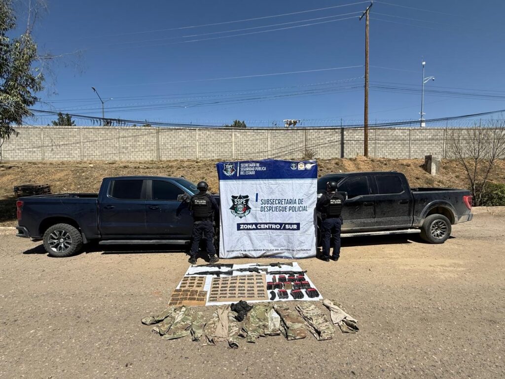 Aseguran arsenal y vehículos robados en Parral