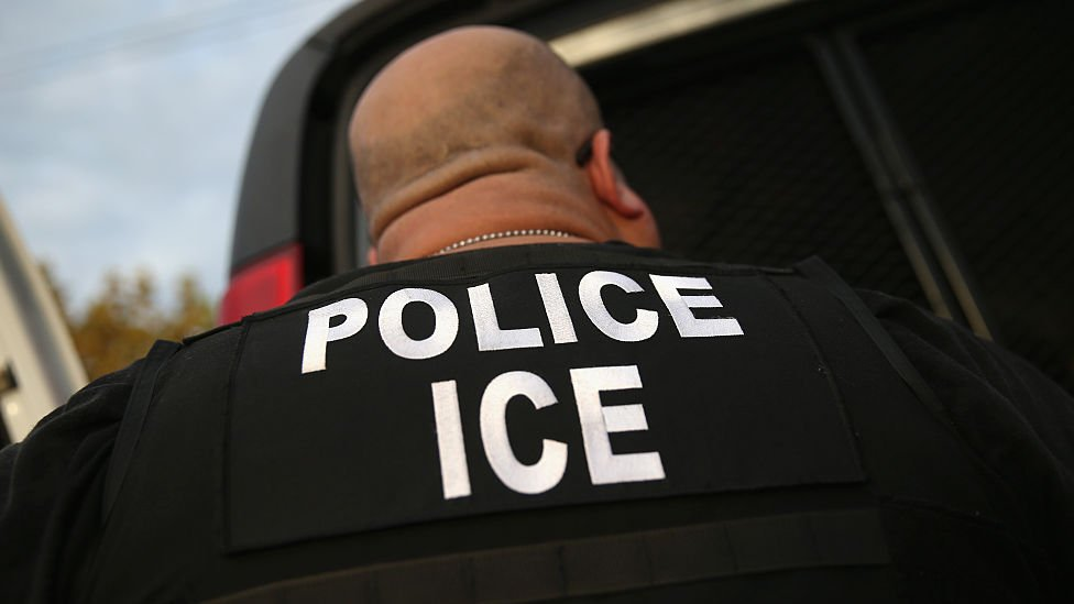 ICE usó cuotas de arrestos y vigilancia en redadas contra migrantes