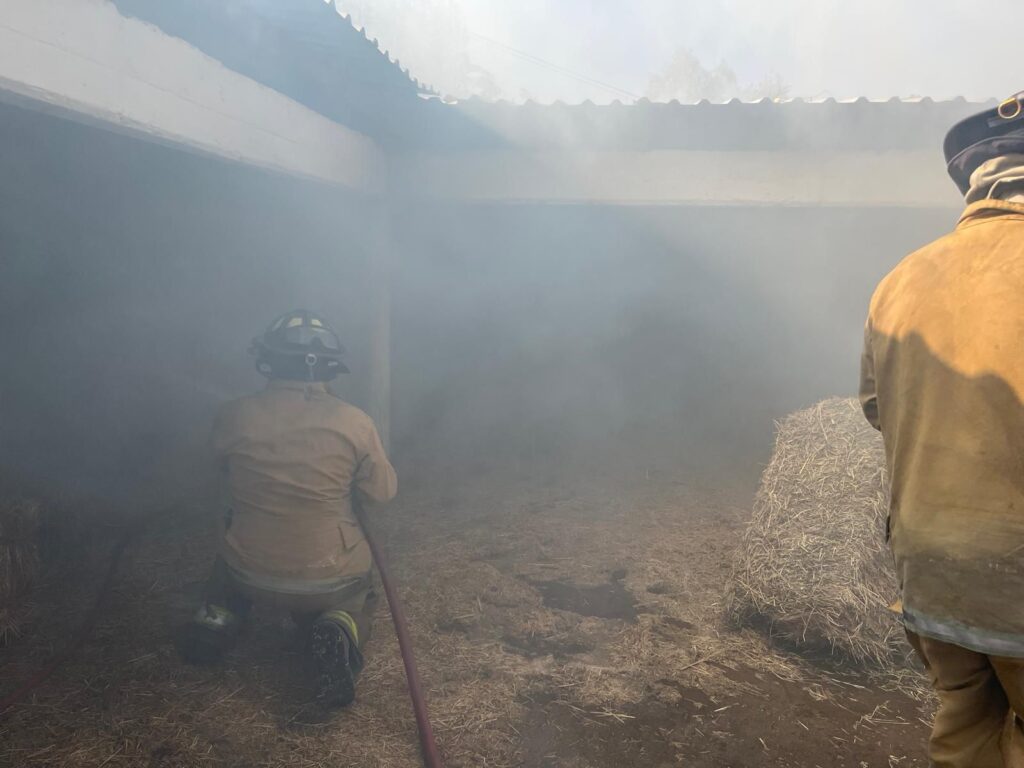 Bomberos controlan incendio en bodega repleta de pacas de avena