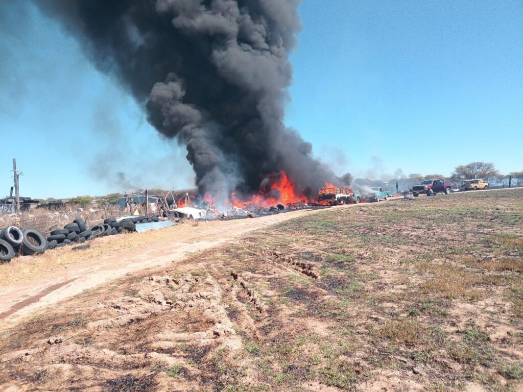 Fuerte incendio de lugar en el que había diversos materiales