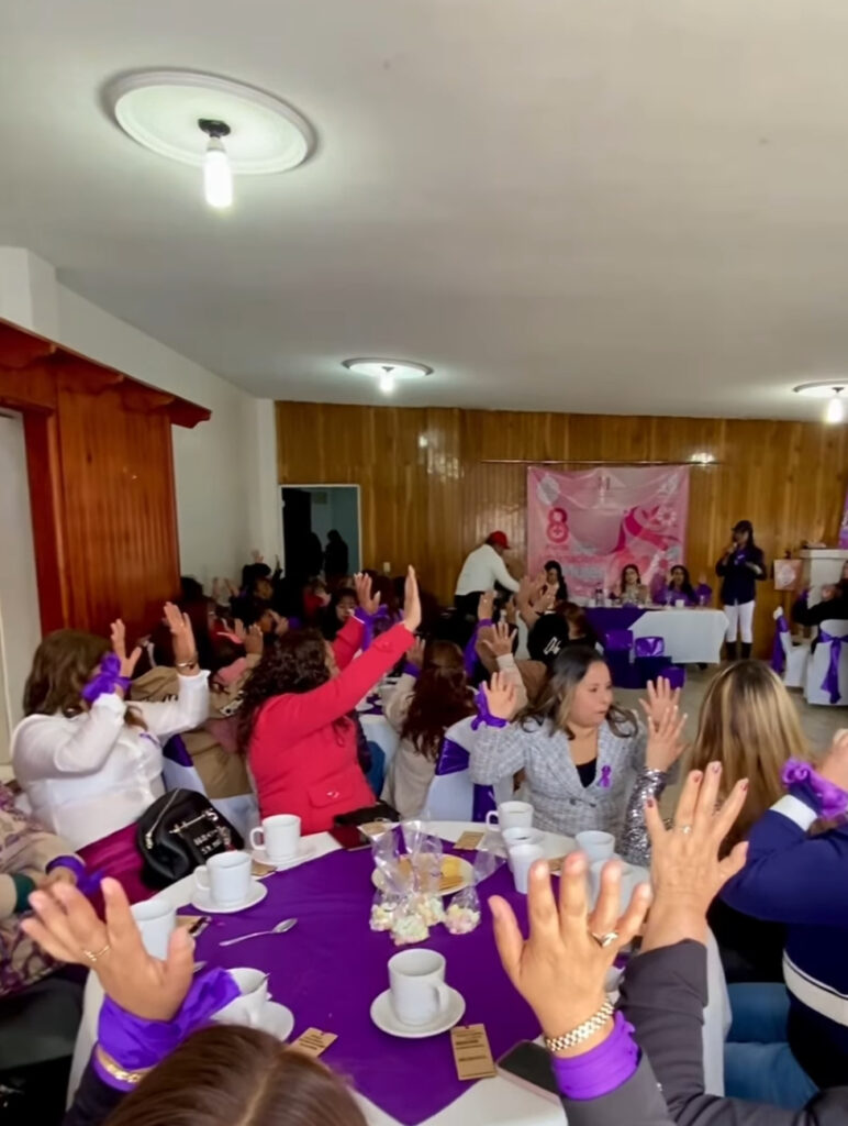 Realizan desayuno y conferencia por el 8M