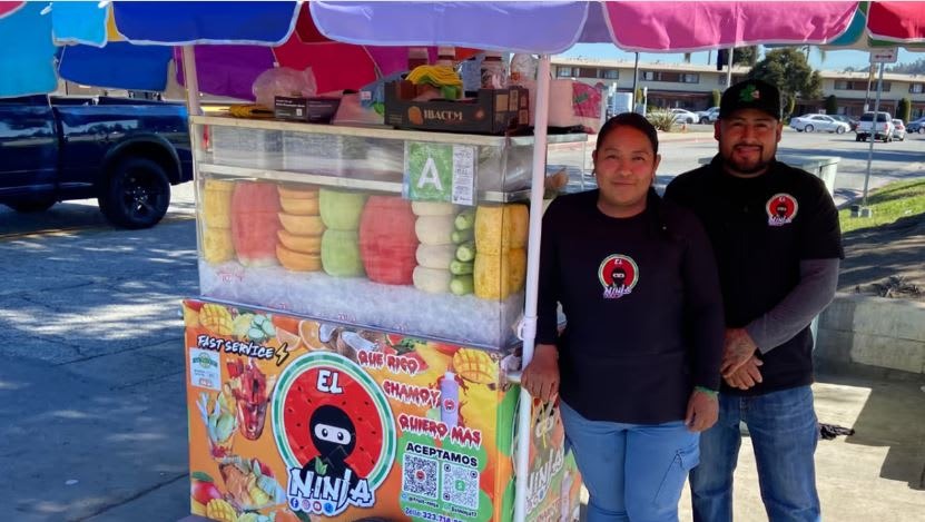 Mexicanos triunfan en EU con carrito de frutas y arrasan en TikTok