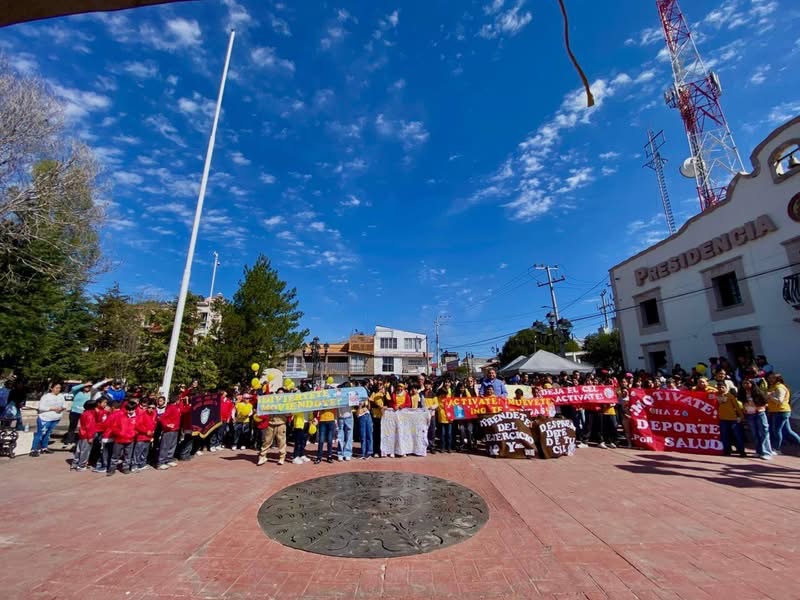 Escuelas marchan contra obesidad en Pueblo Nuevo