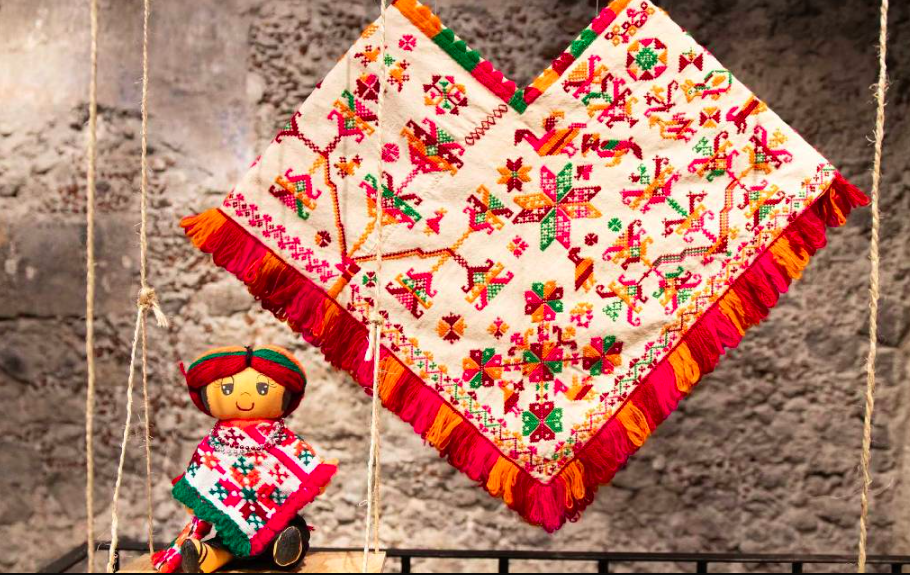 El Museo de la Indumentaria rinde homenaje al juguete y el textil tradicional mexicano