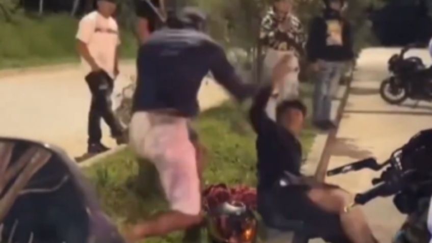 VIDEO: Joven roba moto para hacer arrancones y su papá lo castiga frente a todos