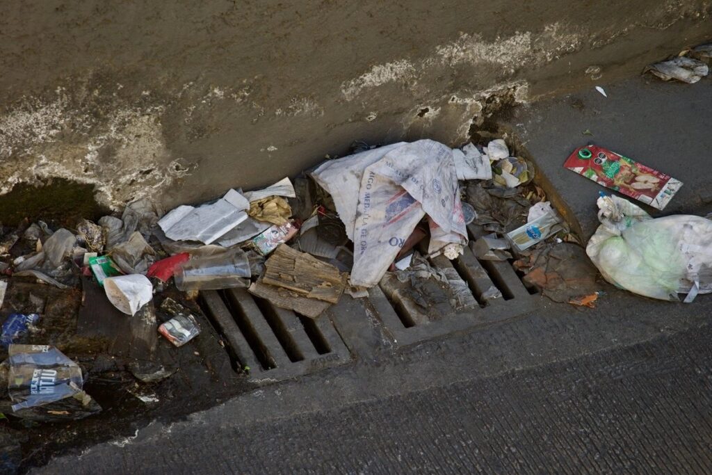 Basura causa 8 de cada 10 inundaciones en México, advierte Conagua