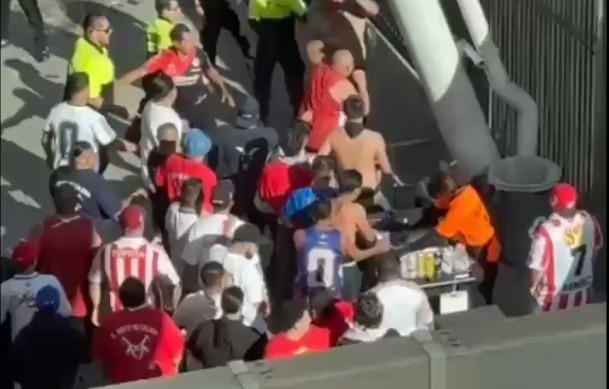 Incidentes violentos en amistoso entre Chivas y Atlas en Los Ángeles