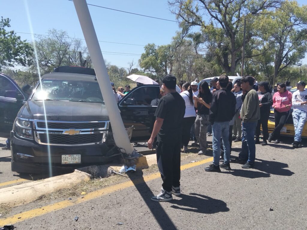 Sufre accidente carroza que llevaba al panteón los restos de Sarahí