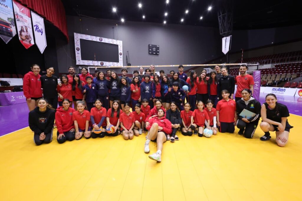 Coronelas de Durango inspiran a estudiantes en jornada llena de voleibol