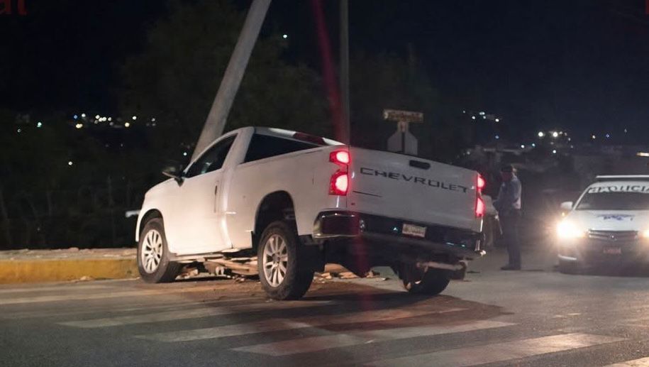 ¡MADRUGADA DE IMPACTO EN PARRAL! CAMIONETA TERMINA DESTROZADA TRAS CHOCAR CONTRA POSTE