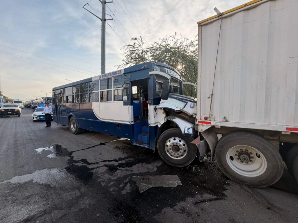 Conductor de autobús se estrelló contra tráiler estacionado y perdió la vida
