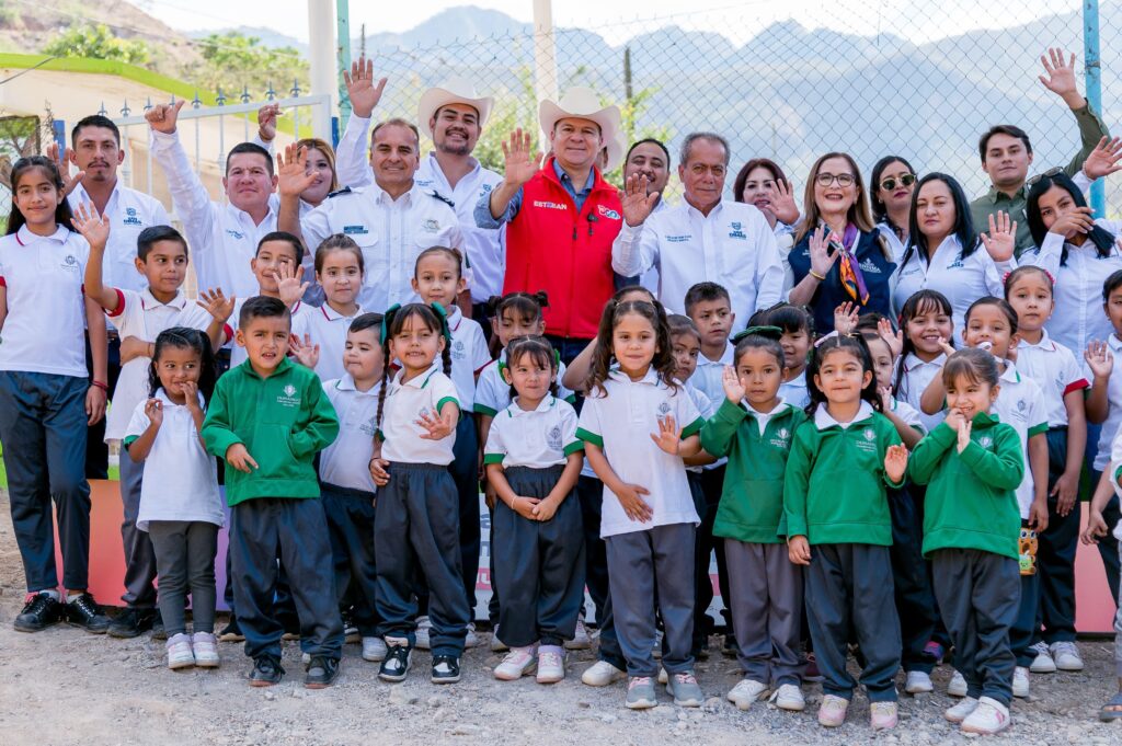 Esteban Villegas entrega domo escolar en Valderrama, San Dimas, para deporte y convivencia