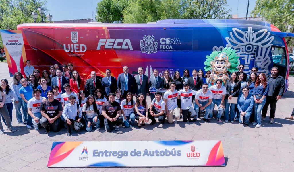Cumple Esteban Villegas compromiso con la FECA; entrega autobús para estudiantes