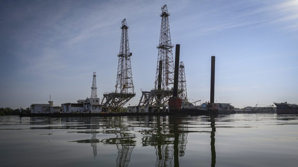 EE.UU. evaluará “caso por caso” llegada de petroleros a Cuba