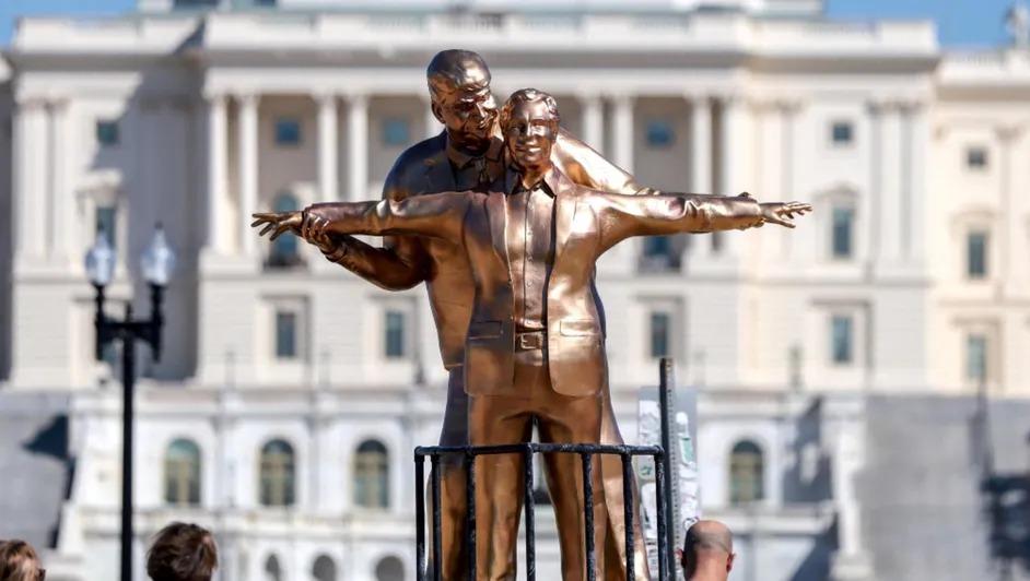 Activistas colocan estatua de Trump y Epstein inspirada en el Titanic frente al Capitolio