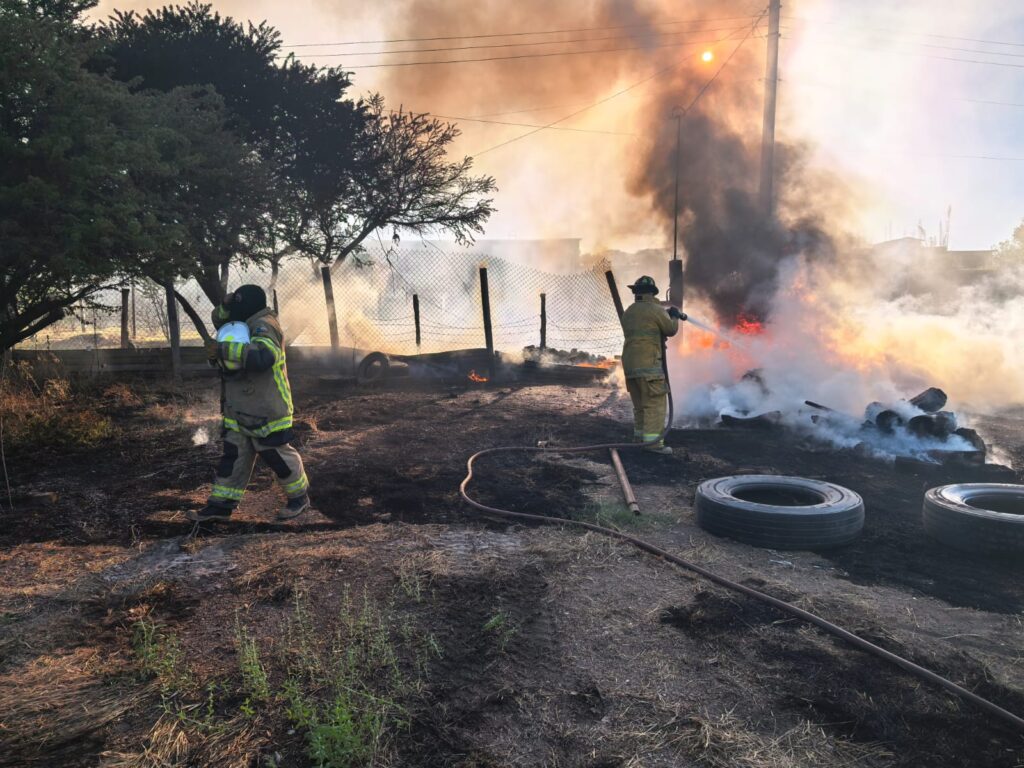 Bomberos controlan incendio en colonia Emiliano Zapata de Santiago Papasquiaro