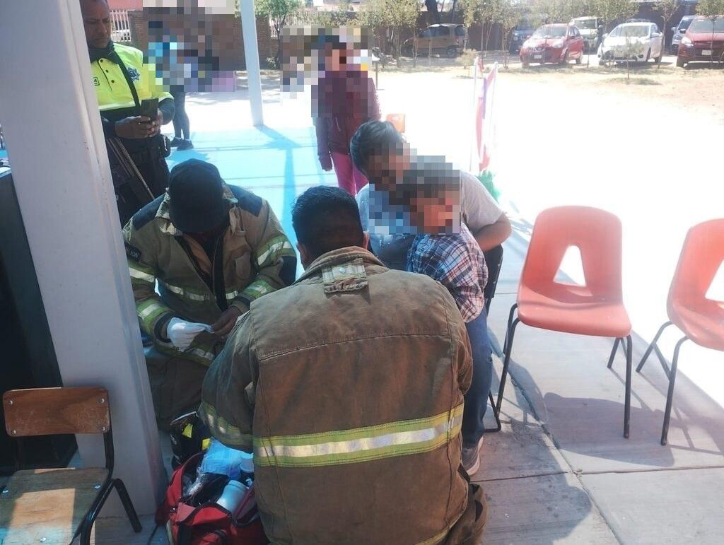 Flamazo en Jardín de Niños causa quemaduras a mujer y a menor