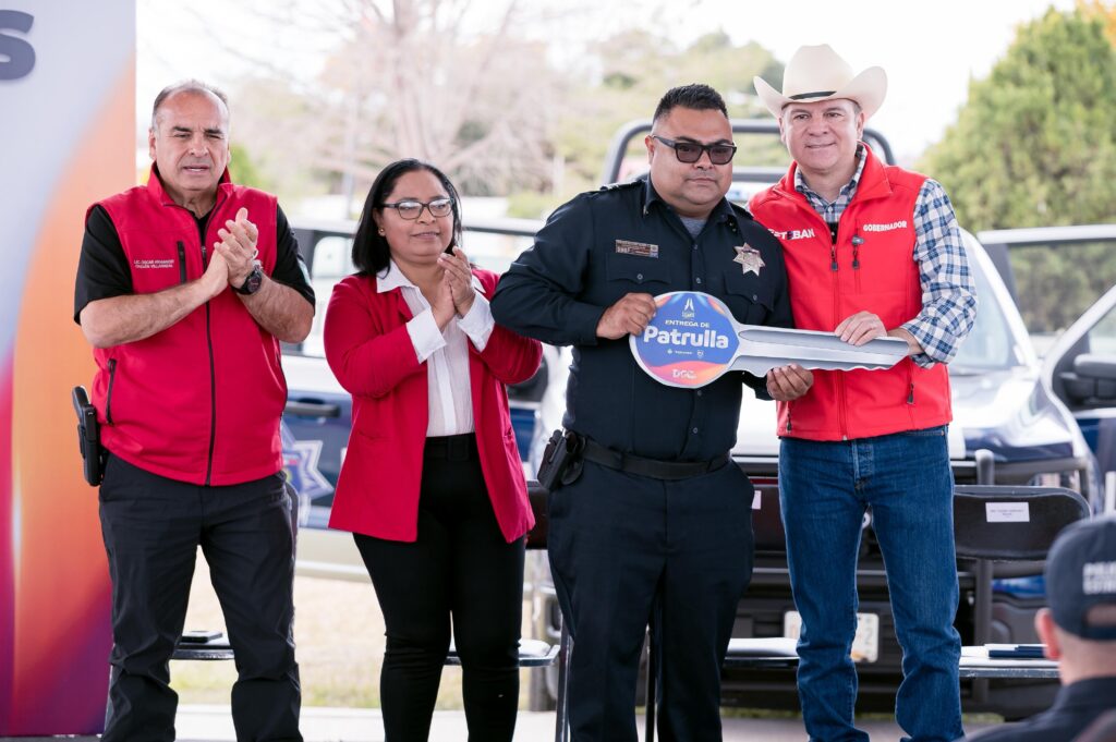 Esteban Villegas lleva obras de agua, seguridad y apoyos sociales a familias de Hidalgo, Dgo.