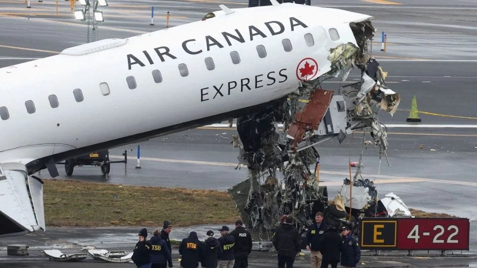 Recuperan caja negra del avión de Air Canadá tras accidente en Nueva York que dejó dos muertos
