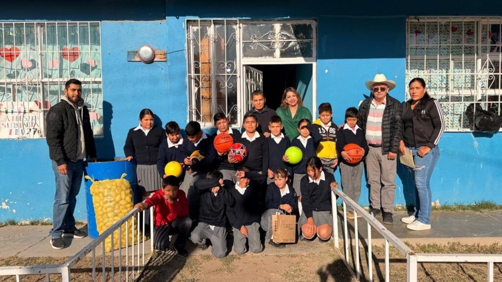 Entregan Material Deportivo y Apoyo Alimentario en la comunidad El Tobe