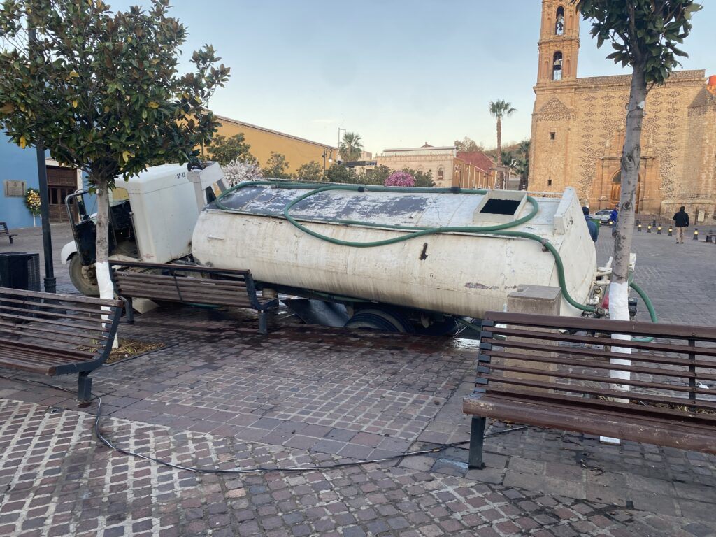 Cae pipa en depósito de CFE en la Plaza de la Identidad