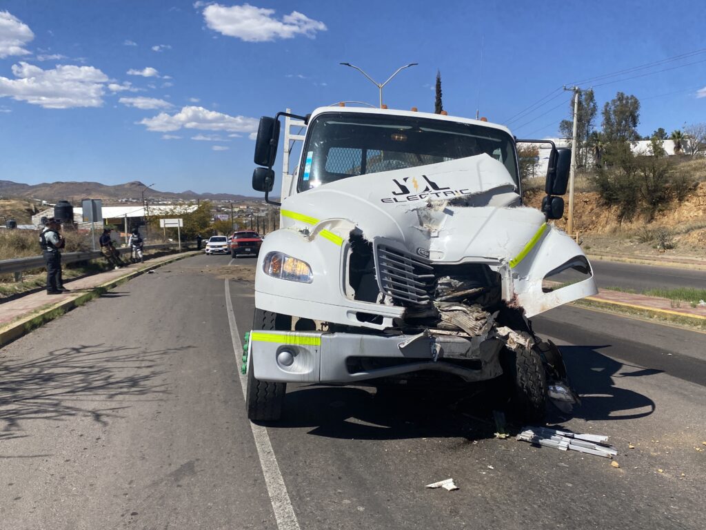 Se impacta camión de empresa privada contra dompe en la vía corta a Parral