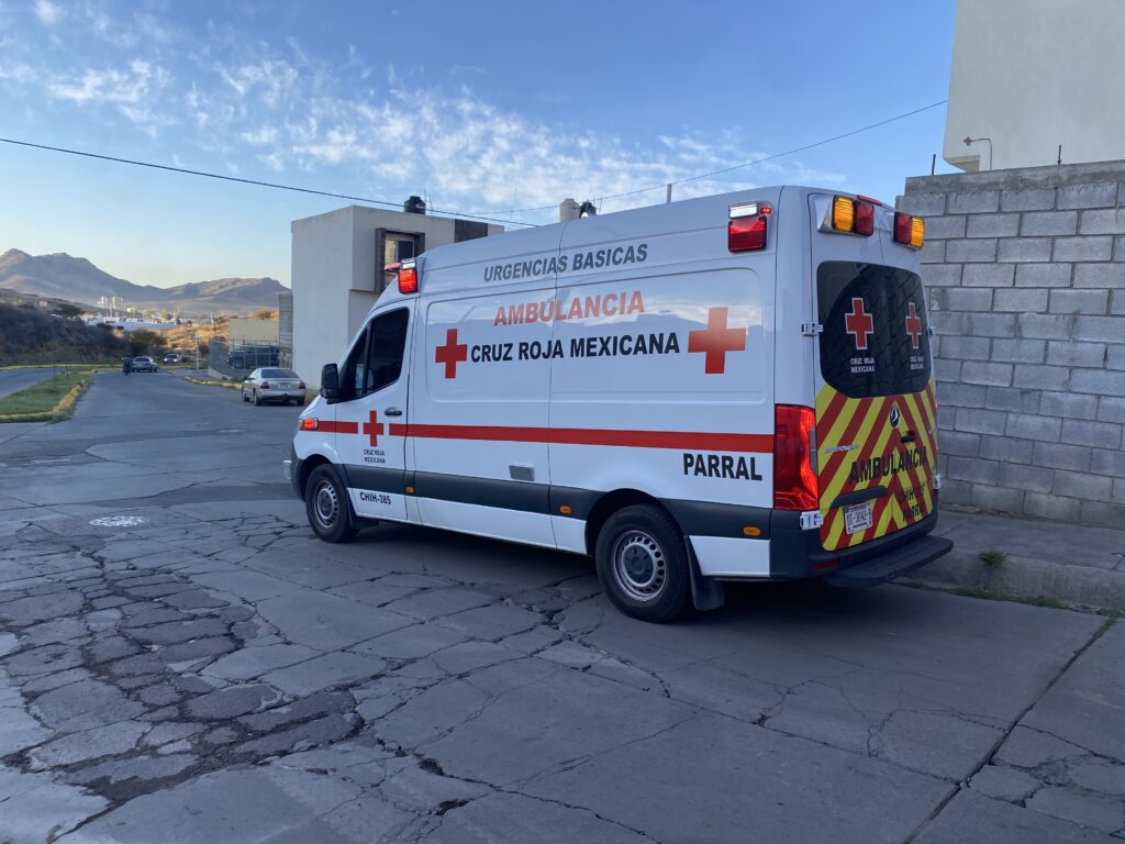 Choque entre Silverado y motocicleta en Las Palmas deja daños materiales