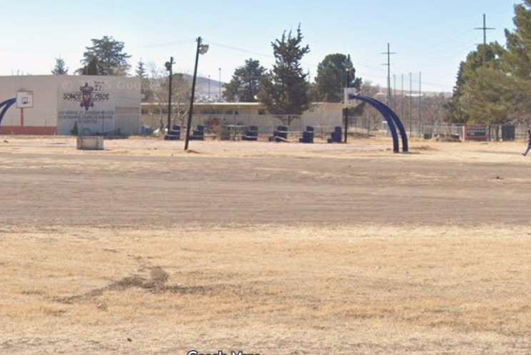 Tragedia en secundaria en Chihuahua: muere alumno tras caerle portería en clase