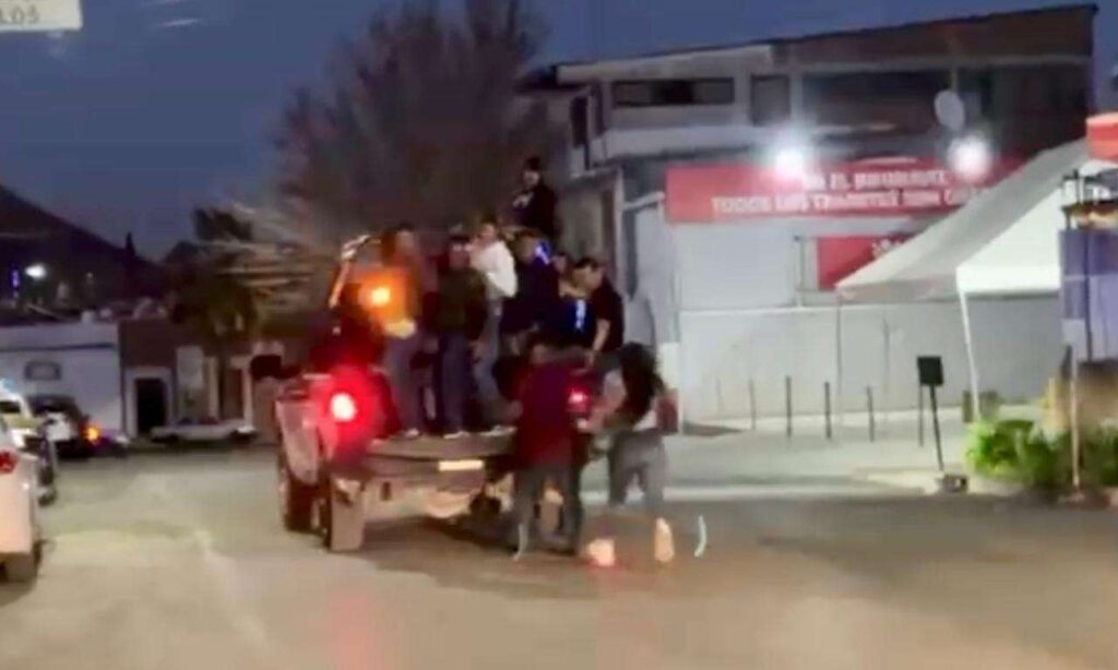 Tensión en marcha del 8M: manifestantes encaran a policías tras detención en Chihuahua