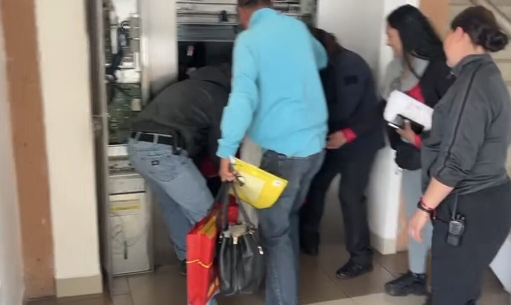 Adultos mayores quedan atrapados en elevador de Gobierno