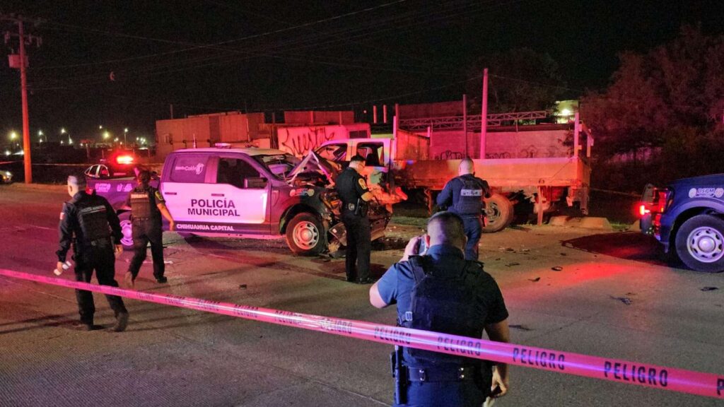 Aparatoso choque entre patrulla y camión deja policía herido en Chihuahua