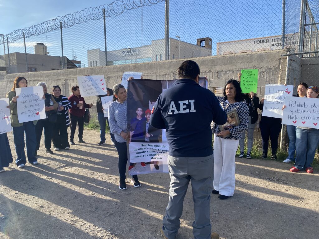 Las madres de Jaime y Gerónimo se manifestaron la mañana de este martes afuera de las instalaciones del Cereso en Parral
