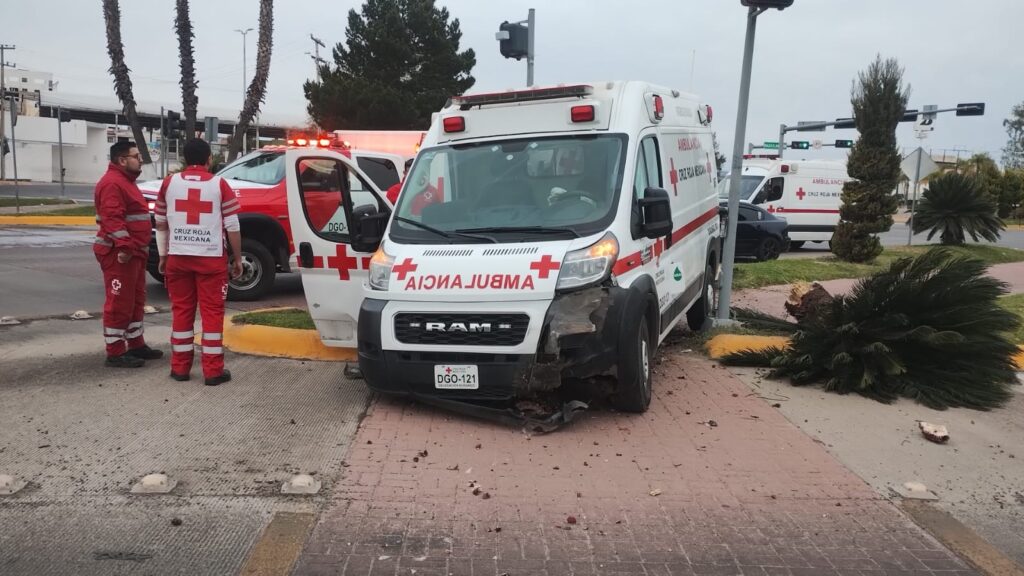 Por falla mecánica se accidenta ambulancia de la Cruz Roja Mexicana en Durango
