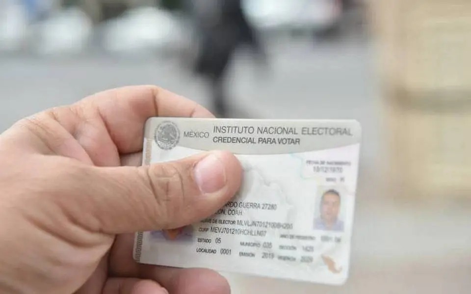 INE aprueba credencial para votar con género no binario y autoidentificación indígena