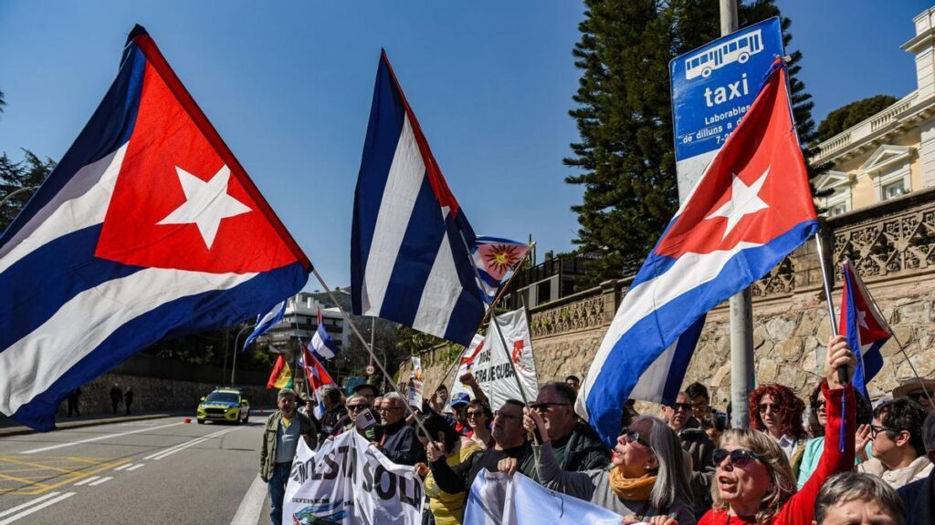 Protesta en Barcelona contra el bloqueo de Estados Unidos a Cuba