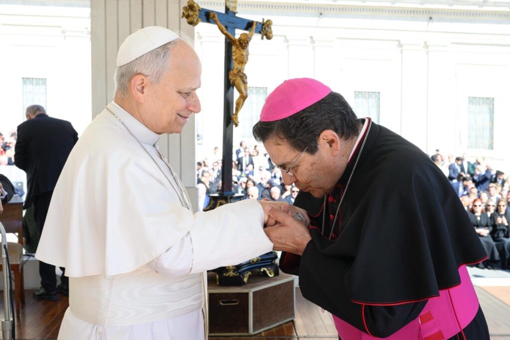 Arzobispo de Durango saluda al Papa en el Vaticano