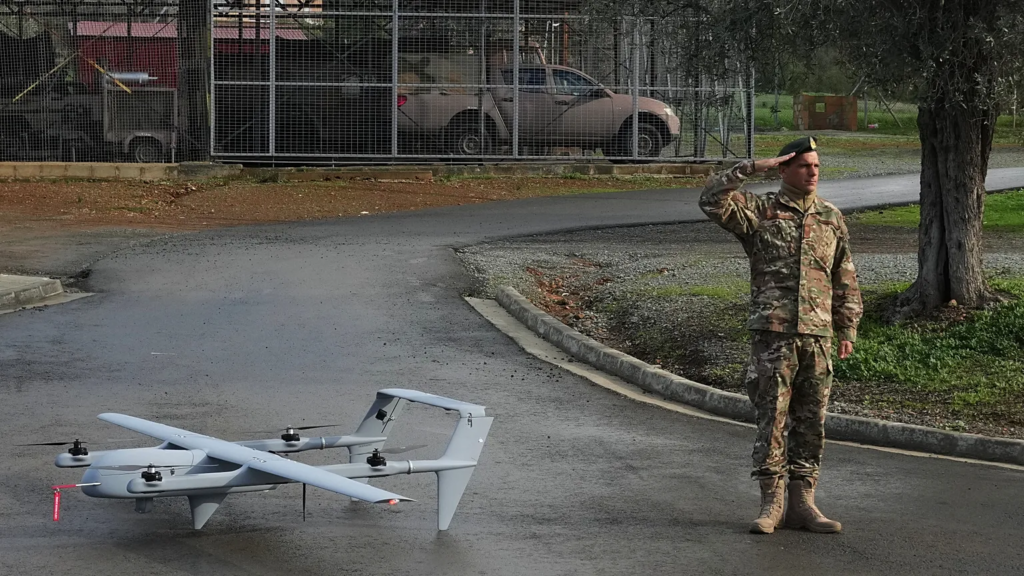 Dron iraní golpea base del Reino Unido y activan evacuación