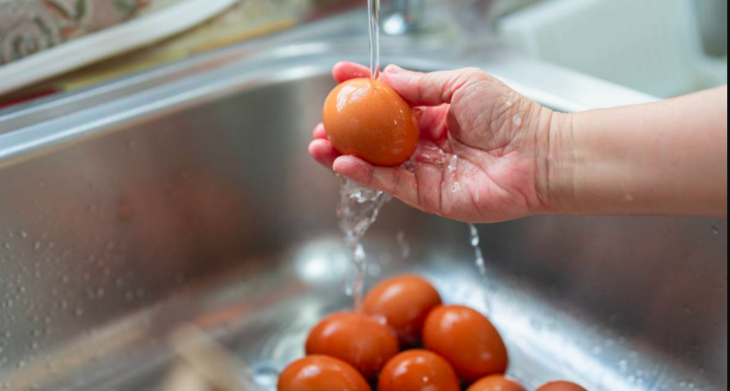 Por qué nunca debes lavar los huevos antes de guardarlos