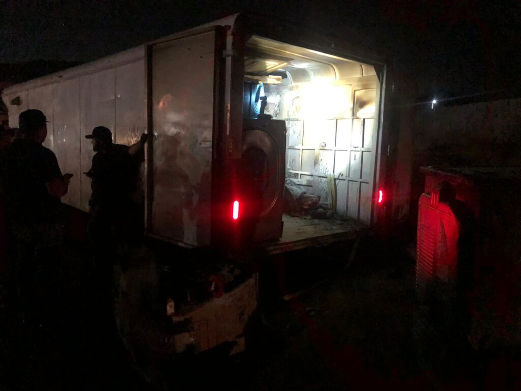 Arde traila de mudanzas al transitar en la carretera a Parral
