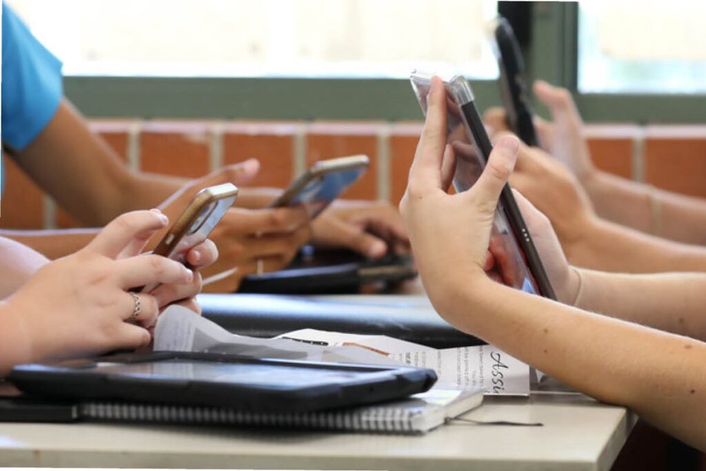 Mario Delgado buscará regular el uso de celulares en escuelas