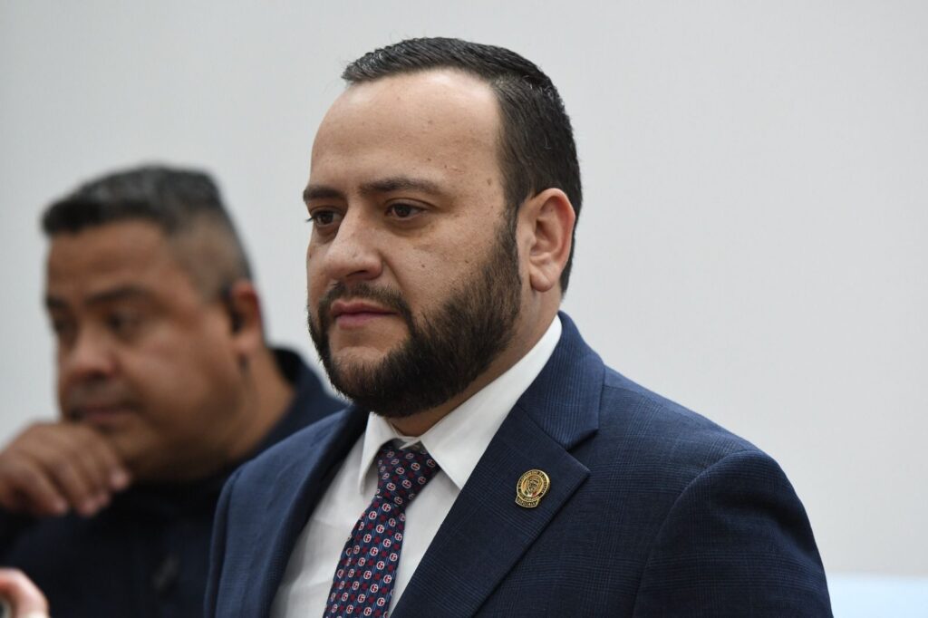 Arturo Medina reconstruirá viviendas tras incendios en Guadalupe y Calvo