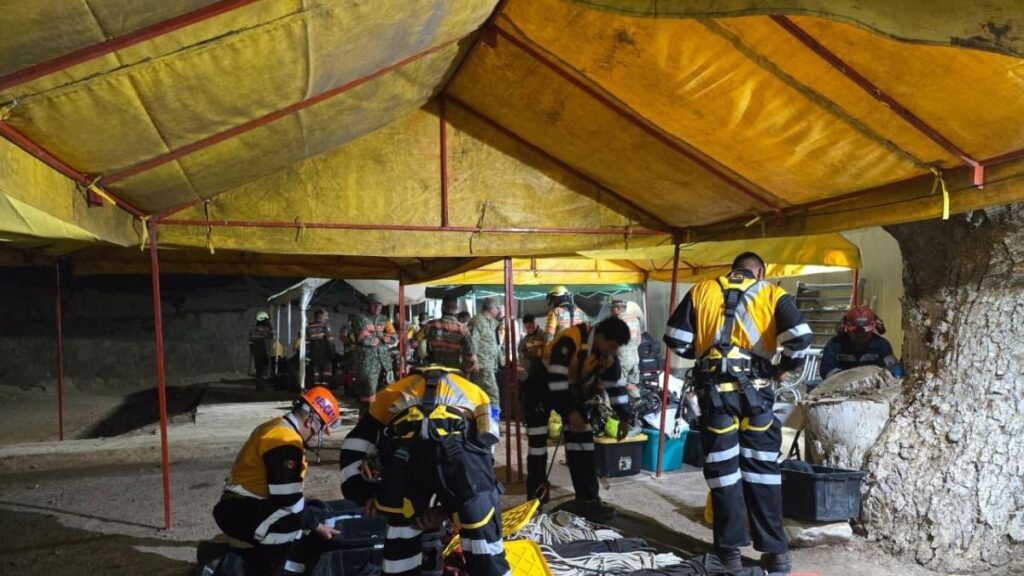 Refuerzan mina Santa Fe mientras continúan labores de rescate de tres trabajadores