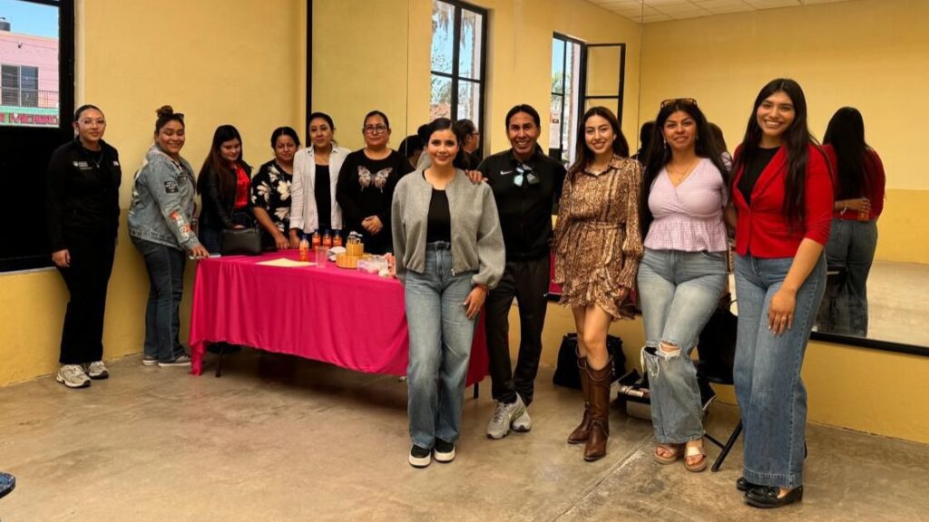 Realizan Taller de Automaquillaje en Casa de la Cultura de Poanas