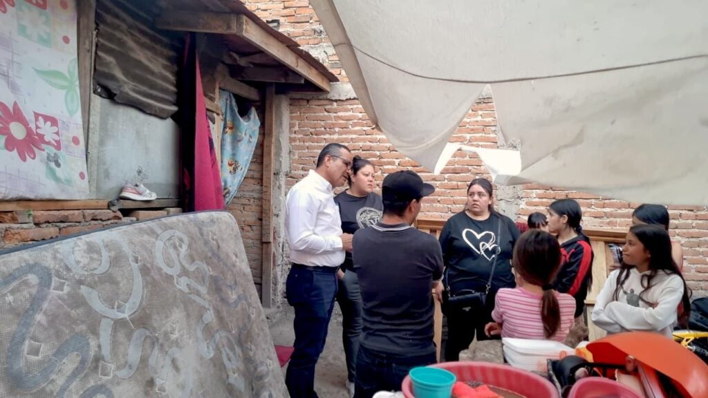 Esteban Villegas respalda a familia de División del Norte y apoya a seis niñas y niños
