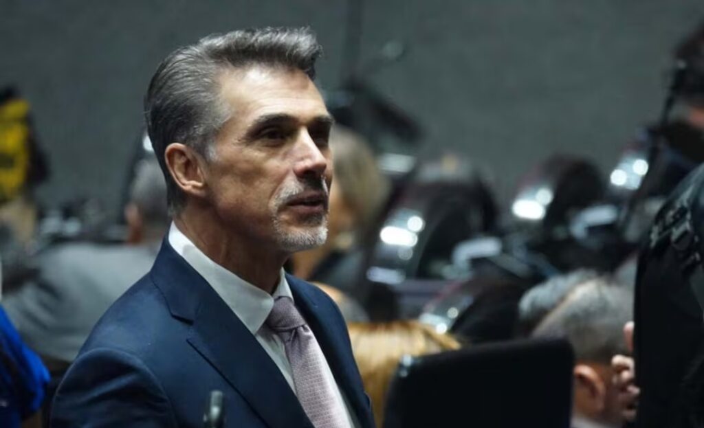 Sergio Mayer regresa a San Lázaro y ofrece disculpas por licencia para reality