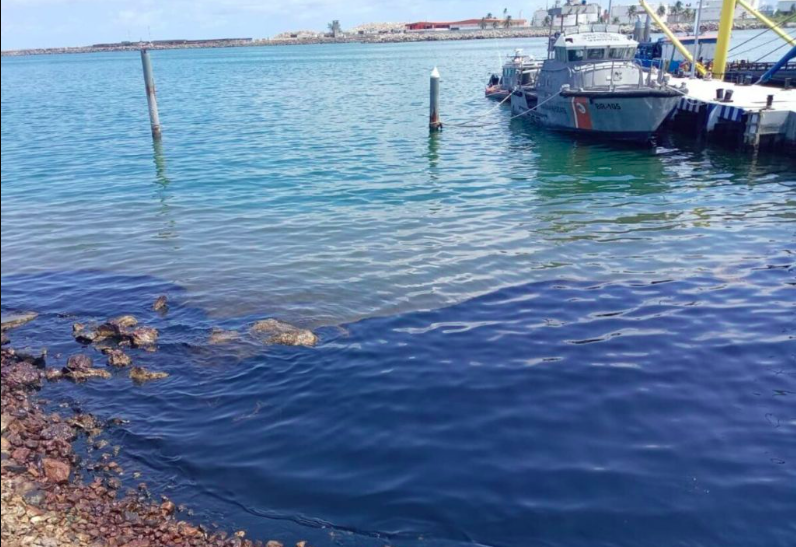 Pemex y Marina despliegan operativo por derrame en Dos Bocas