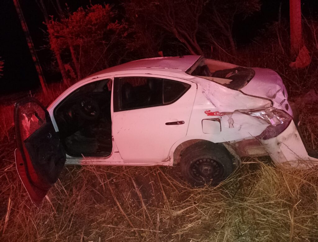 Vuelca taxi en la carretera Francisco Zarco; conductor resulta lesionado cerca